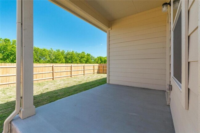 Building Photo - 216 Hess Dr