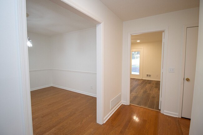 Building Photo - Renovated 5BR Home Minutes from Downtown Columbia | Two Full Kitchens + Fenced Yard ~ Available M...