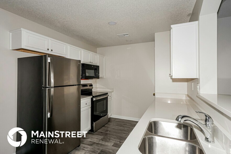 Building Photo - 10426 Redmond Cir N