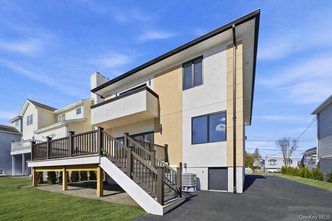 Building Photo - 31 Gedney Way