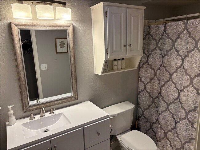 Building Photo - 80 Mayfair Dr