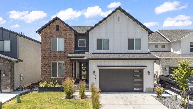 Building Photo - 690 S Edge Ln