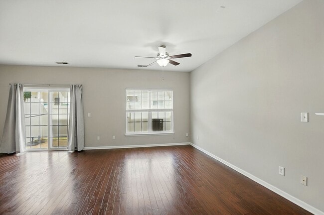 Building Photo - 2 Bedroom Townhome in Pineville!