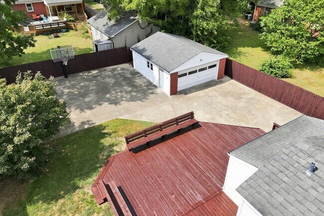 Building Photo - 912 Beechwood Rd