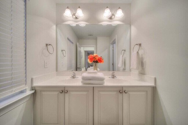 Building Photo - 710 Red Cedar Ct