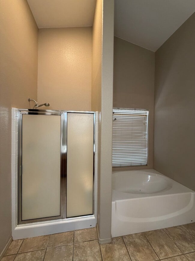 Building Photo - 3 BEDROOM HOME IN FALLS RANCH!