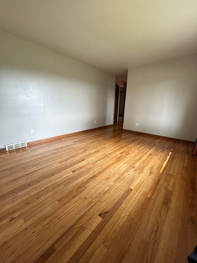 Building Photo - Three Bedroom Home!