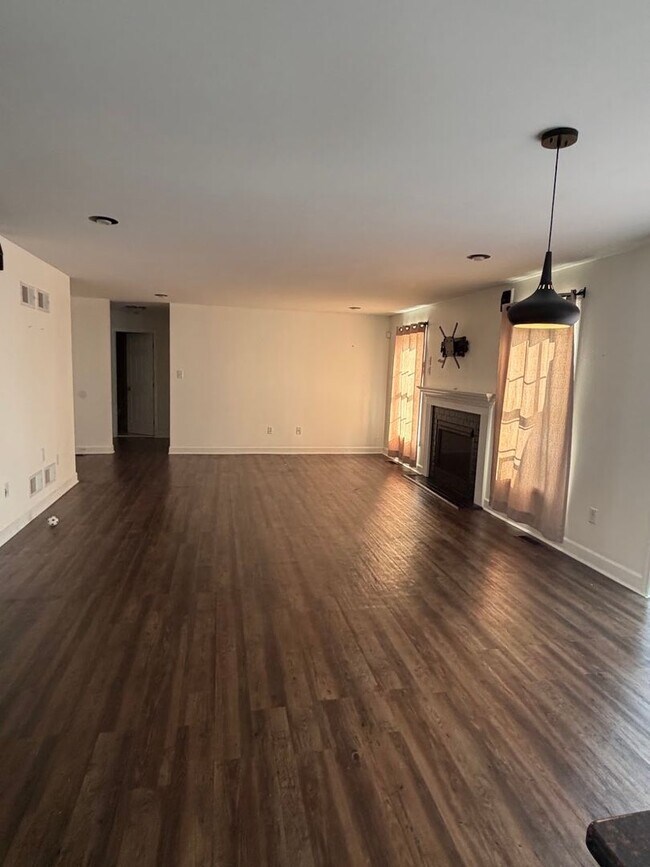 Building Photo - Beautiful 5 Bedroom, 3.5 Bathroom Home for Rent