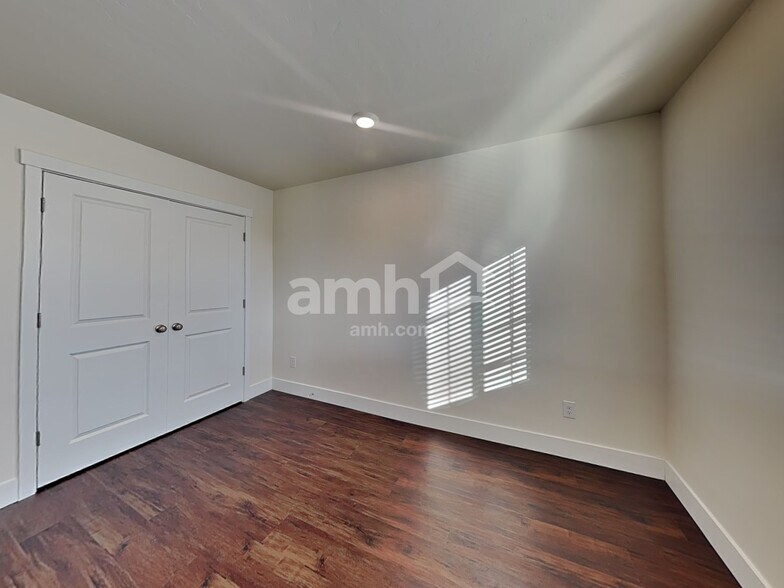 Building Photo - 1372 E Ludlow Dr