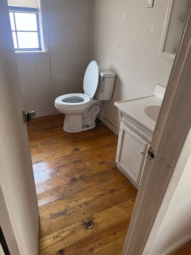 Building Photo - $275 Weekly Paid Rent - All utilities included