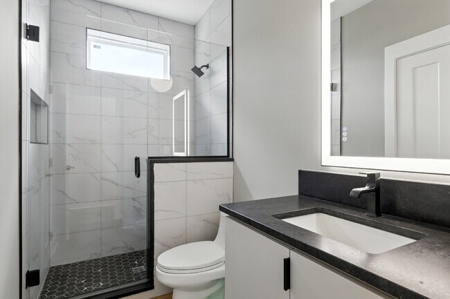 Building Photo - "Spacious 4-Bed, 4-Bath Gem in Nashville -...