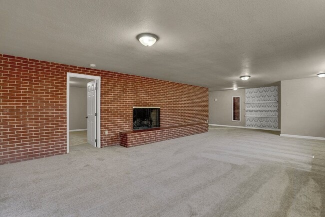 Building Photo - 1102 Skyway Blvd