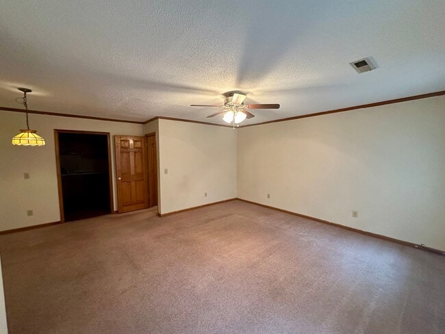 Building Photo - Conveniently Located Townhouse!