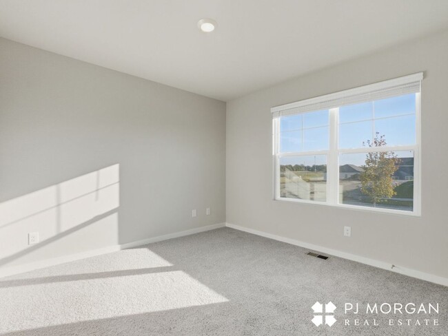 Building Photo - Spacious, Stylish, and Ready for You!
