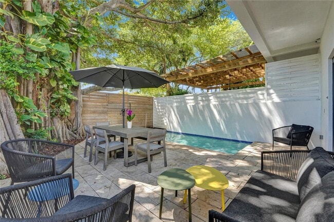 Building Photo - 3465 SW 3rd Ave