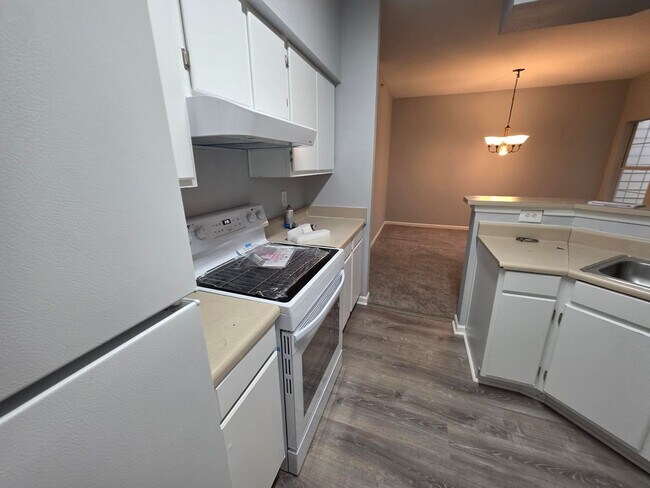 Building Photo - LEGENDS 3 Bedroom