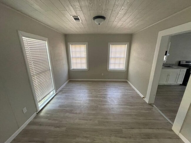 Building Photo - 3116 Alamo Ave