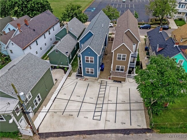 Building Photo - 140 Seymour St