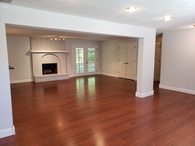 Building Photo - Granite Counter Tops w/ Open Floor Plan in...