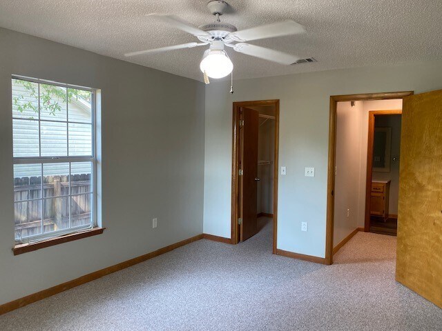 Building Photo - 5105 Lake Dr