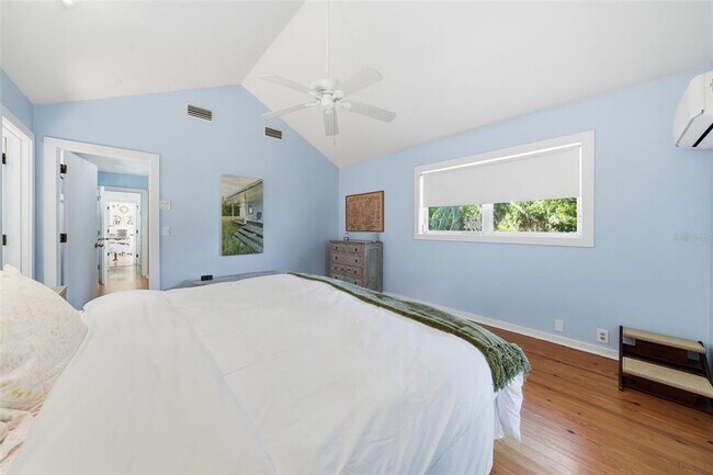 Building Photo - 700 Lands End Dr