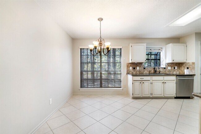 Building Photo - 2 Village Knoll Pl