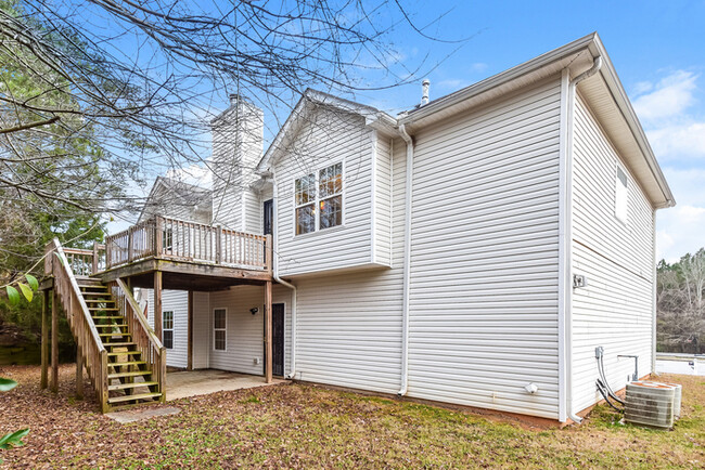 Building Photo - Spacious Split-Level