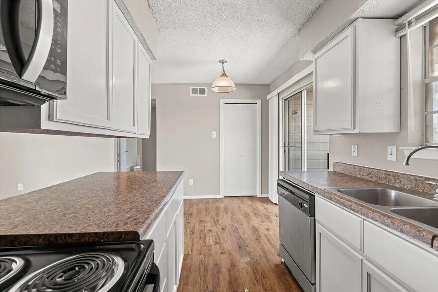 Building Photo - 1625 Mary K Ln