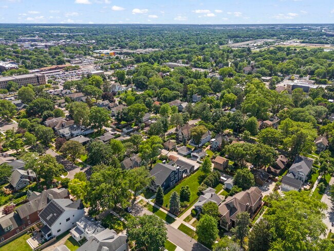 Building Photo - 715 N Brainard St