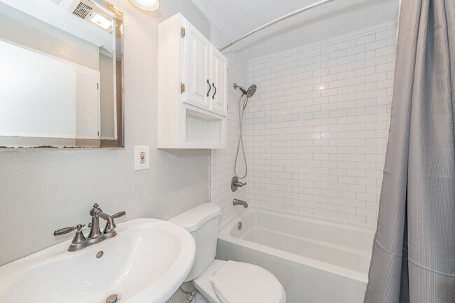 Building Photo - Updated home in Arlington Heights!