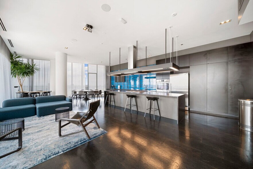 Building Photo - 720 S Wells St