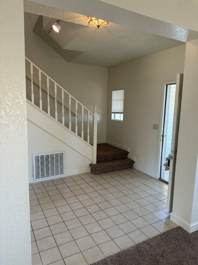 Building Photo - Browns Valley 3 Bedroom 2.5 Bath 2 Story w...