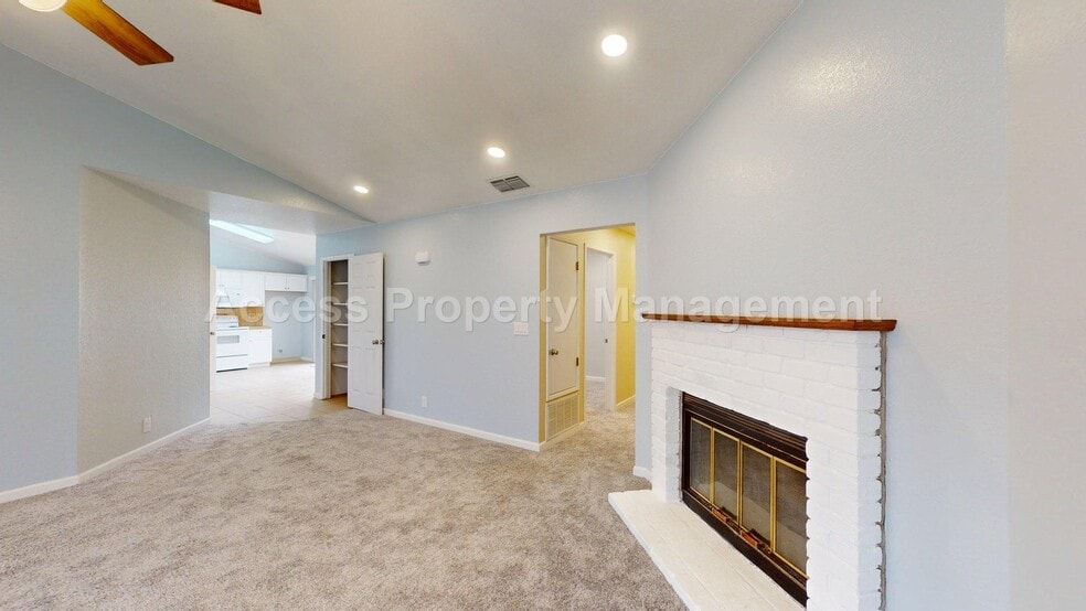 Building Photo - 3728 Terneuzen Ave