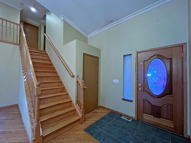 Building Photo - NE Tacoma - Large 3 bedroom 2.5 bathroom w...