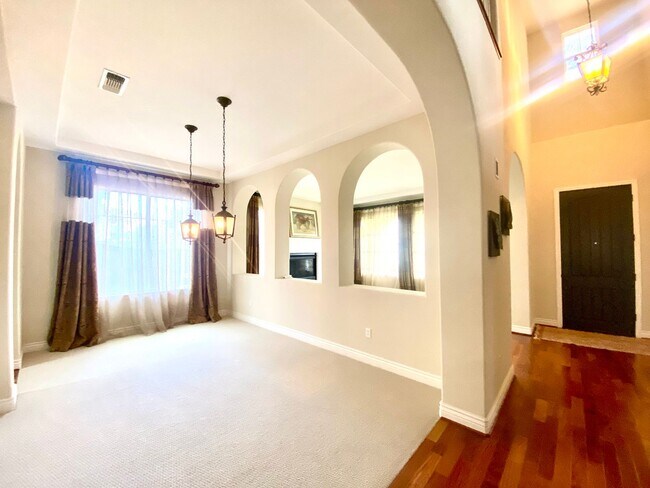 Building Photo - Pleasanton Ponderosa 5 bed+loft / 4 bath, 4 car garage, Small Dogs OK