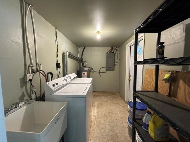 Building Photo - 4722 Fairway Dr S