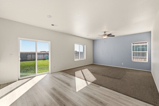 Building Photo - 3 Bedroom 2.5 Bathroom House With Great Vi...