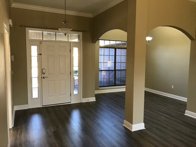 Building Photo - 806 Yew Cir