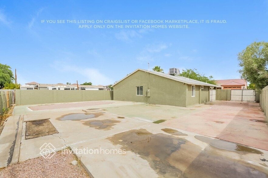 Building Photo - 11235 W Hopi St