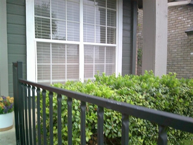 Building Photo - 1015 E Yager Ln