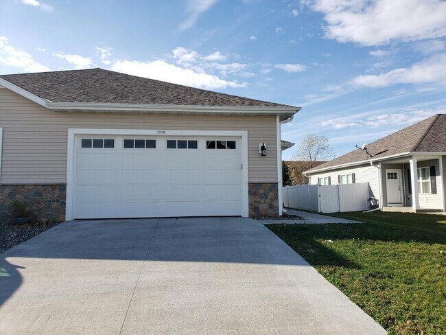 Building Photo - 1310 Daisy Dr