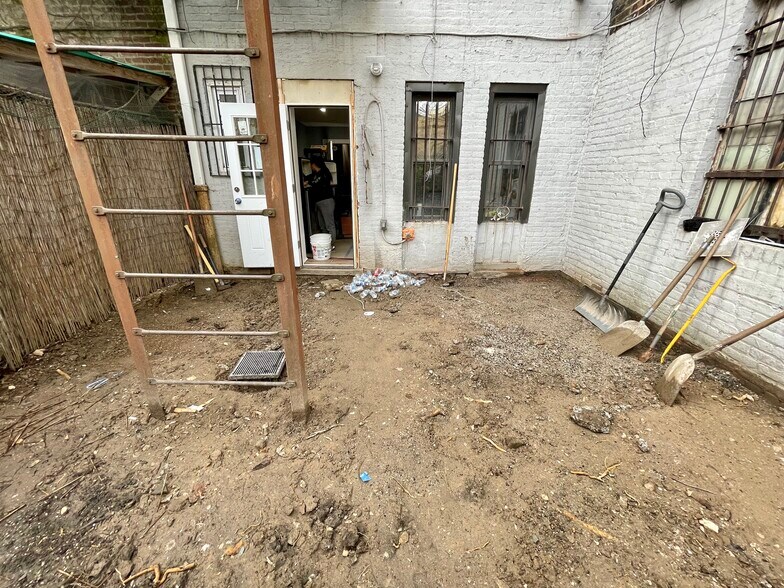 Building Photo - 335 E 116th St