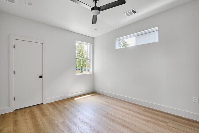 Building Photo - 412 Hackberry Ln