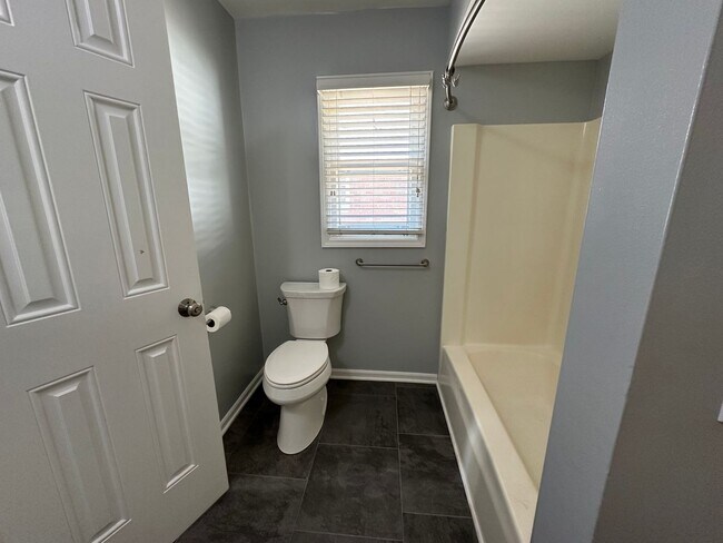 Building Photo - Adorable home on the NE side of Grand Rapids!