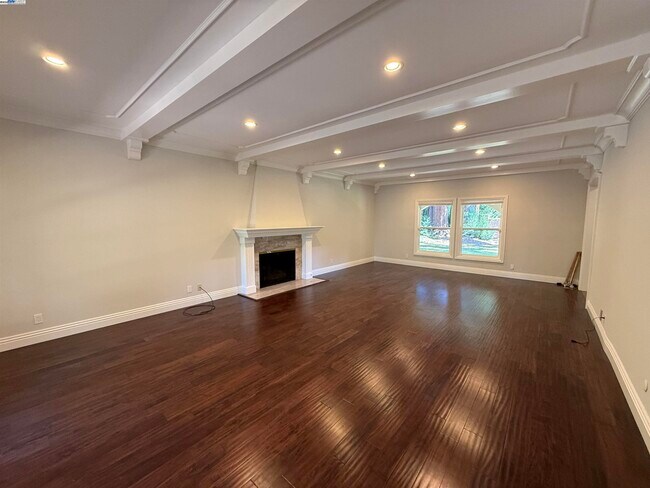 Building Photo - 470 Hale St