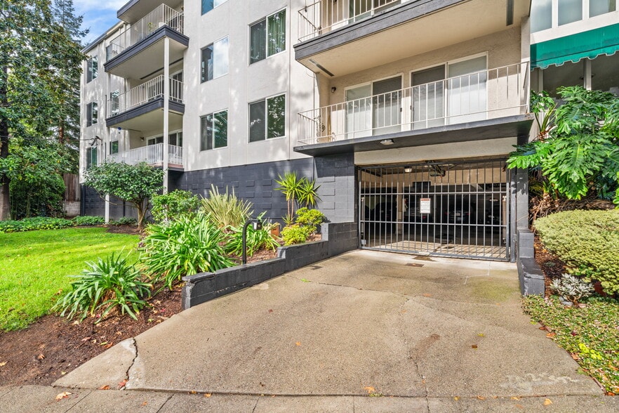 Building Photo - 695 Mariposa Ave