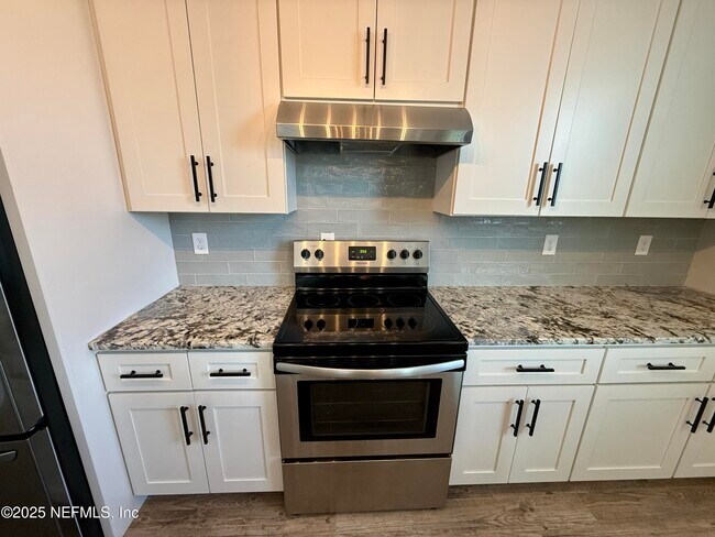 Building Photo - 2200 Pebble Point Dr
