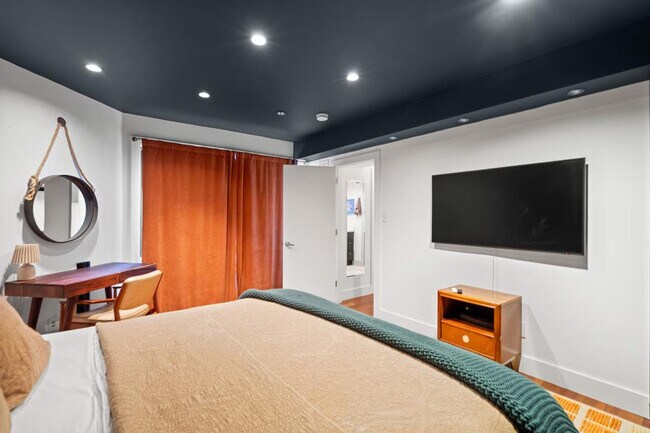 Building Photo - 2720 N Fillmore St