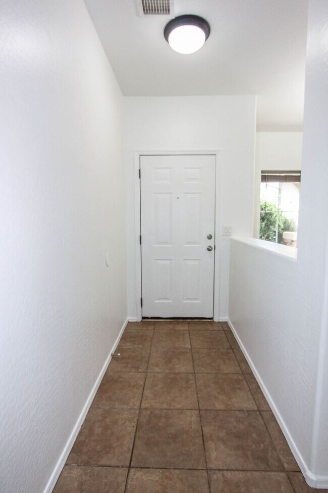 Building Photo - Spacious 3 Bedroom Quailwood Home