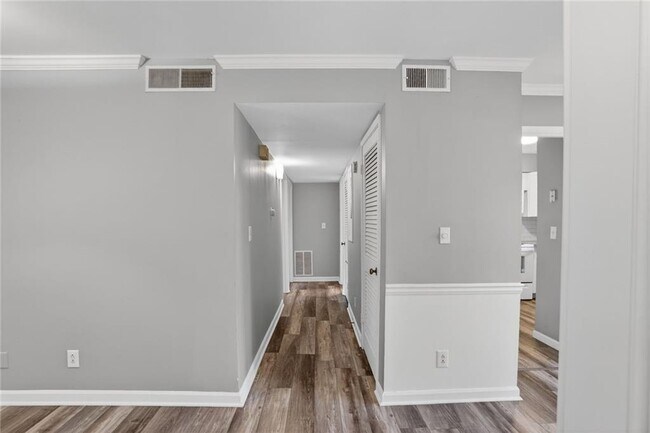 Building Photo - 80 Montre Square NW